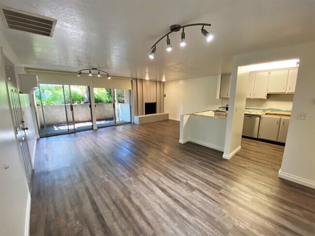 Building Photo - 8143 Cottonwood Hills Cir