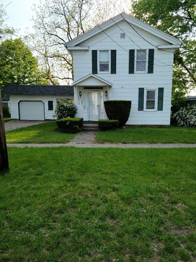 Primary Photo - Three bedroom + Office on Maple Lake!