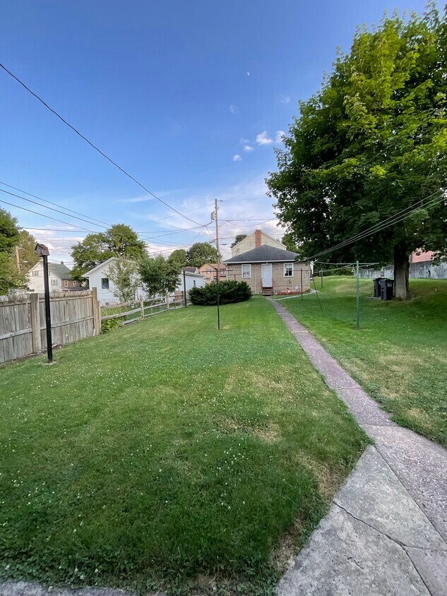 Beautiful backyard - 306 Berwick St