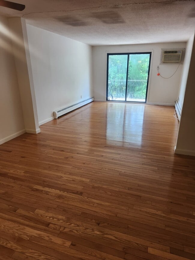 Photo - 355 Pawtucket Blvd (Lowell, MA) Townhome
