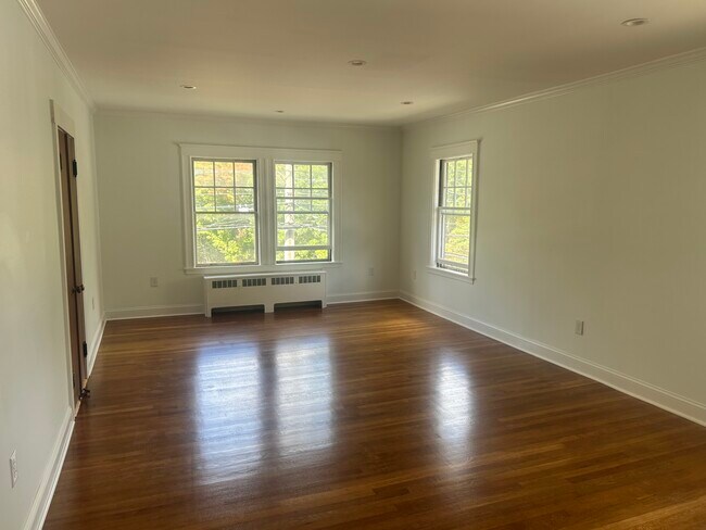 Foto del edificio - 176 Brush Hill Rd