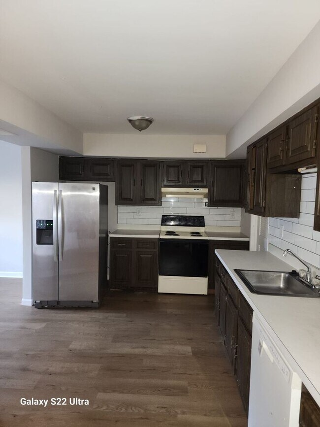 Foto del edificio - "Charming 3-Bedroom Townhouse: Your Ideal ...