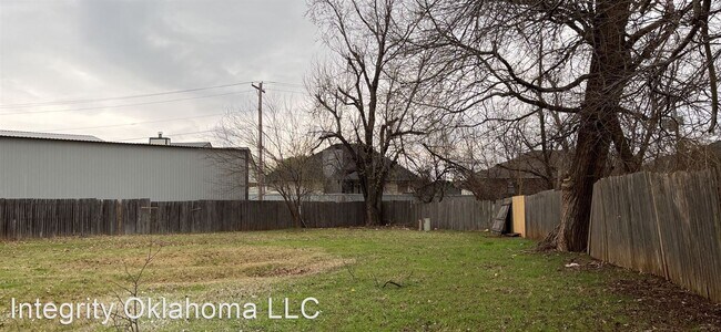 Building Photo - 4 br, 3 bath House - 1036 NE 9th St.