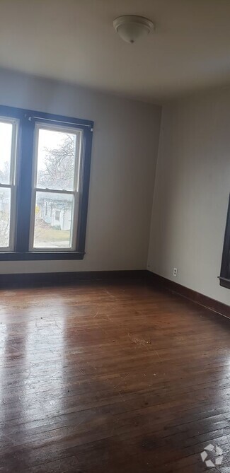 Building Photo - 833 S Washington St