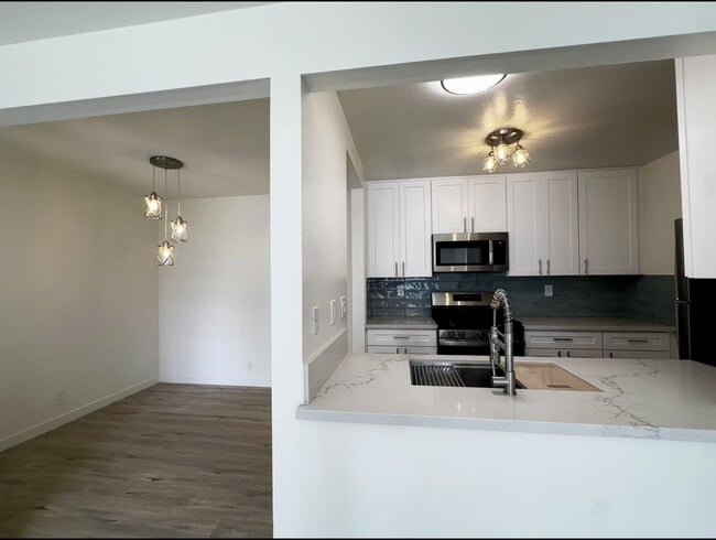 Cocina completamente renovada de 2 habitaciones y 1 baño - Shepard Place
