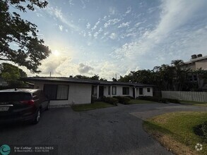 Building Photo - 1420 NE 26th Ave
