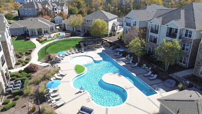 Piscina - Legacy Concord Apartments