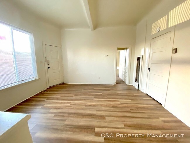 Building Photo - One Bedroom Apartment in South Salinas