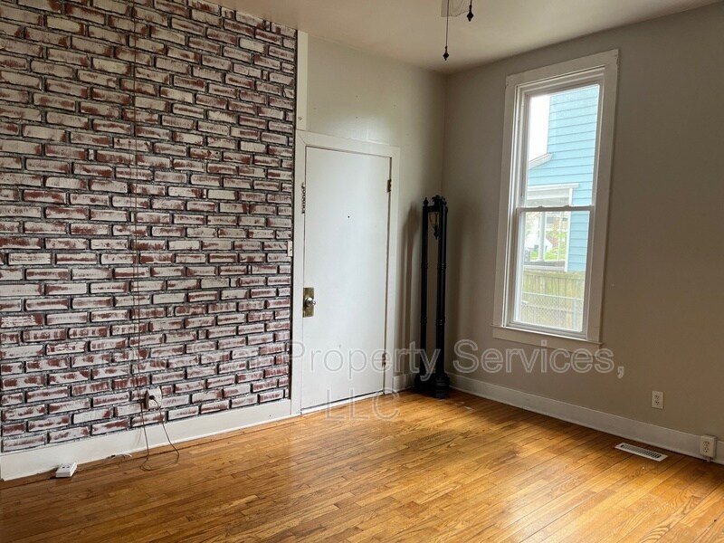 Primary Photo - 109 S Walnut St
