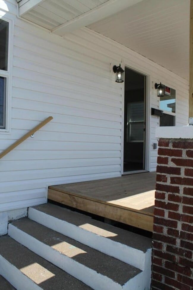 Building Photo - Stylish Remodel in Prime Location!