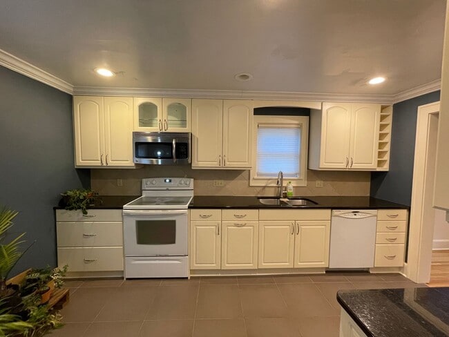 Building Photo - AVAILABLE JUNE - Beautiful 2 Bed 1 Bath Woodland Home