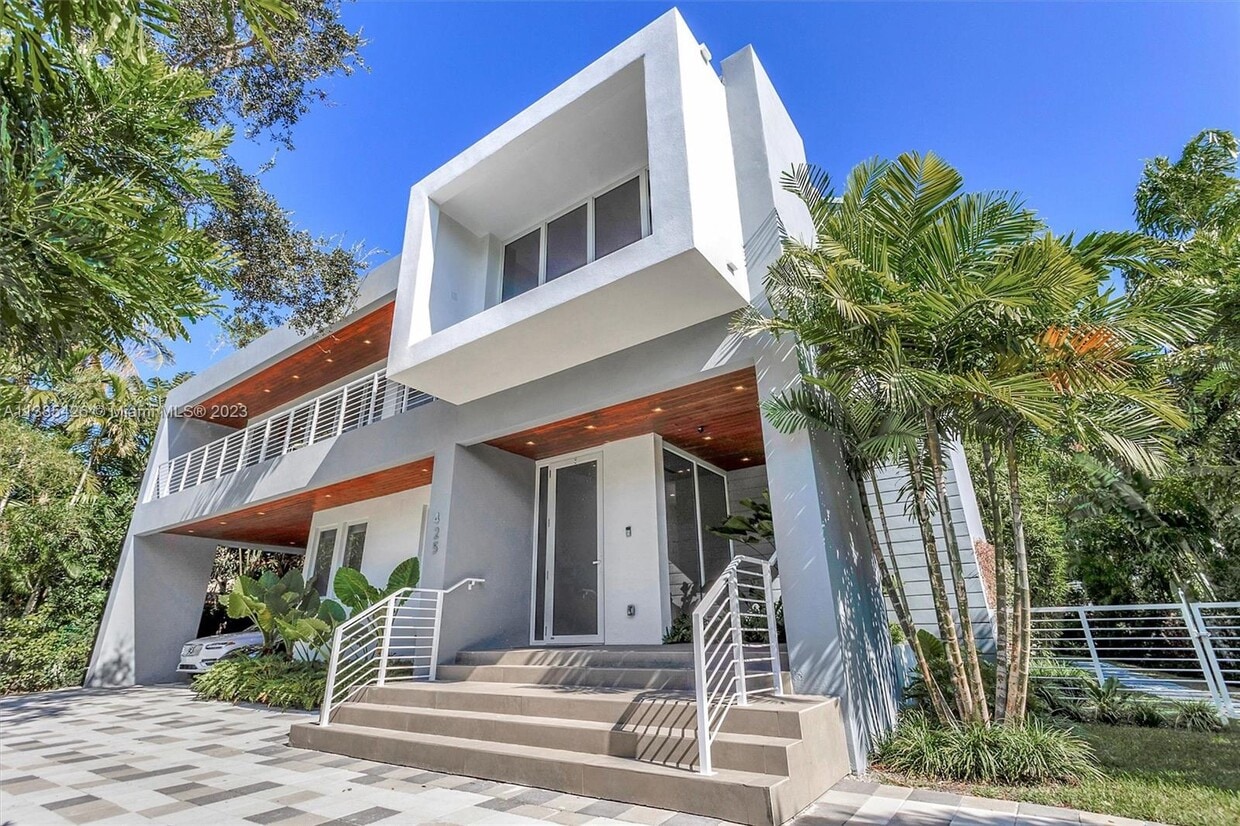 Primary Photo - 425 Harbor Dr