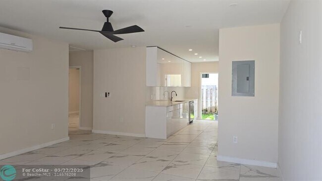 Building Photo - 4537 Poinciana St