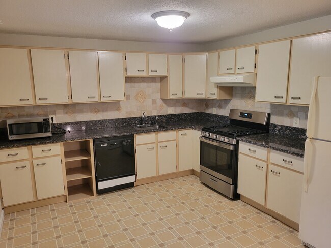 Building Photo - 4 Roedean Dr