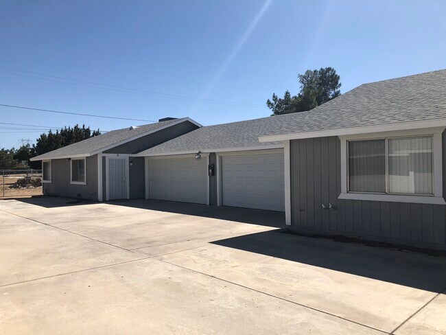 Building Photo - 14025 Smoketree St