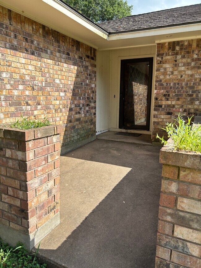 Bonito patio delantero - 109 Meadow Dr