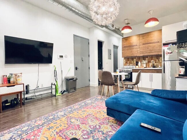 Foto del edificio - Furnished room/NOT APARTMENT