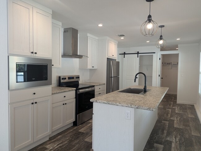 Building Photo - 127 Coral Crest Dr