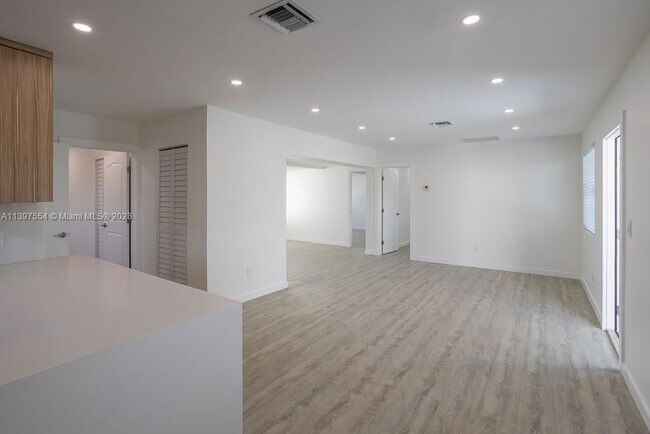 Foto del edificio - Hope Street, Hollywood, FL 33024 - 4 BR 2 BA Single-Family Home