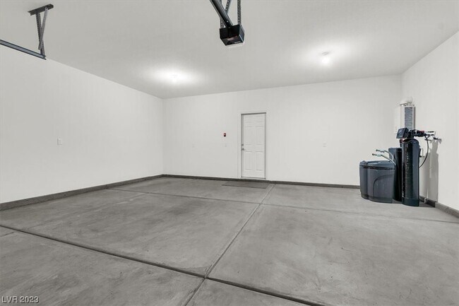 Building Photo - 10615 Sariah Skye Ave