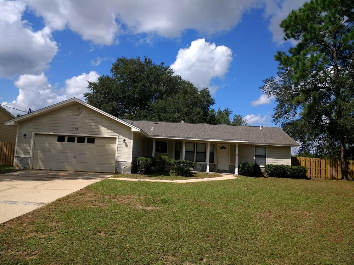 Primary Photo - 801 Cloverview Dr