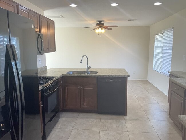 Building Photo - 1529 W Kerry Ln
