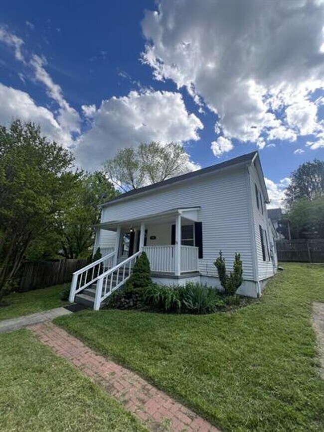 Foto del edificio - Lenoir City 37771 - Charming 3-Bed, 1.5-Bath Farm-Style Home Within City Limits - Contact Chad We...