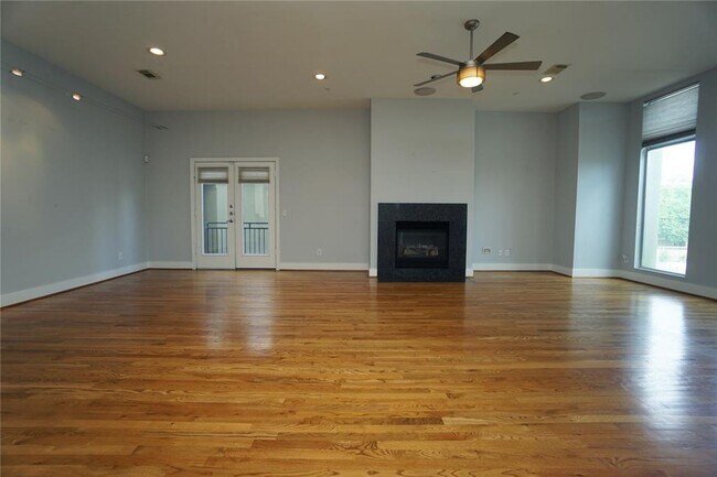 Foto del edificio - Stunning Townhouse In A Great Location Nea...