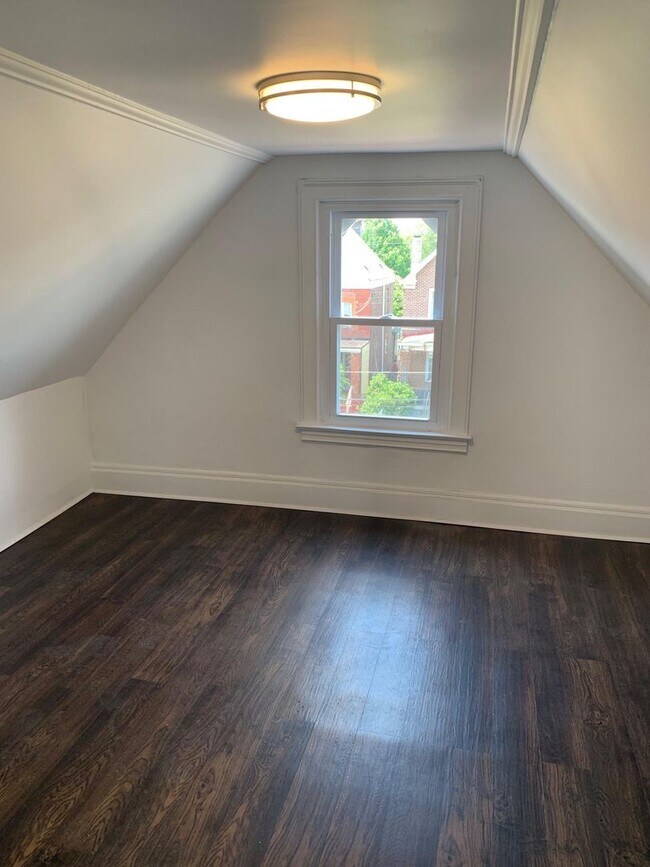 Foto del edificio - 7330 Denniston Ave