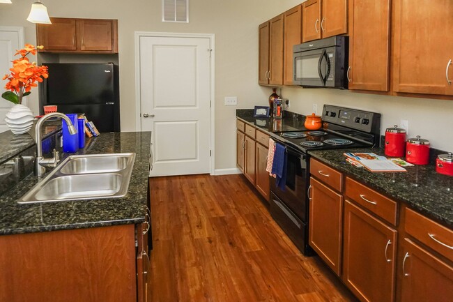 Spacious Kitchen - The Retreat at Hamburg Place Apartments