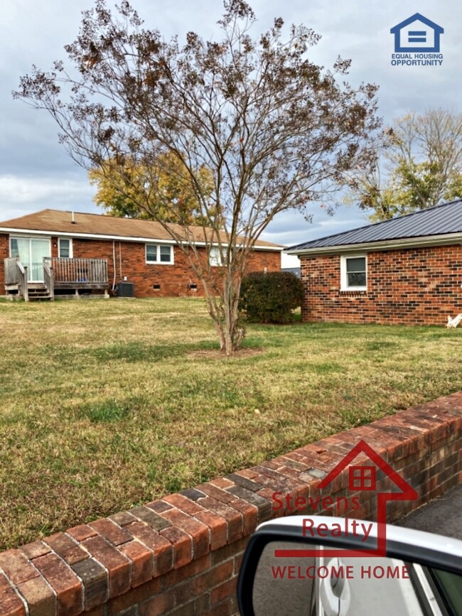 Building Photo - 500 Skyline Dr