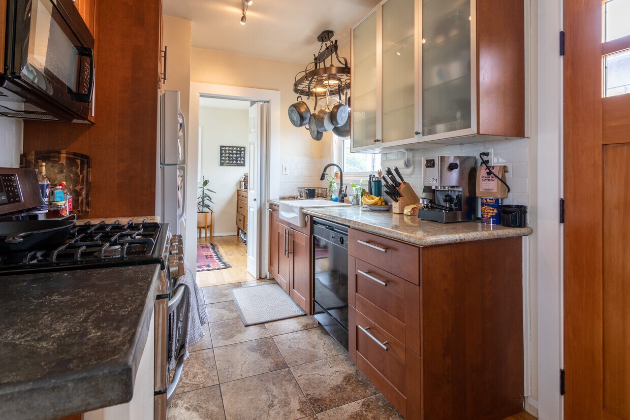 kitchen - 336 Rennie Ave