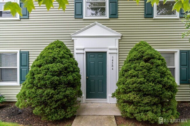 Foto del edificio - 456 Roxbury Ln