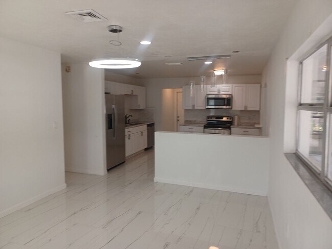 Foto del edificio - PRICE REDUCED! Newly Remodeled Stunning 4 ...