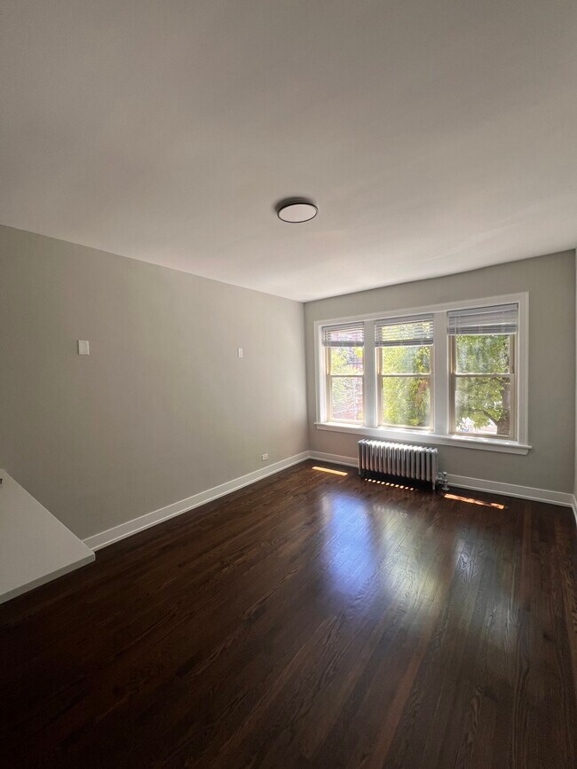 Building Photo - 2820 W Dickens Ave