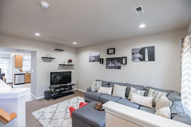 Building Photo - 3 Level, 3 Bed, 3.5 Bath Townhome in bustl...