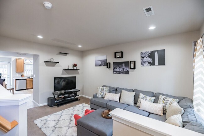Foto del edificio - 3 Level, 3 Bed, 3.5 Bath Townhome in bustl...
