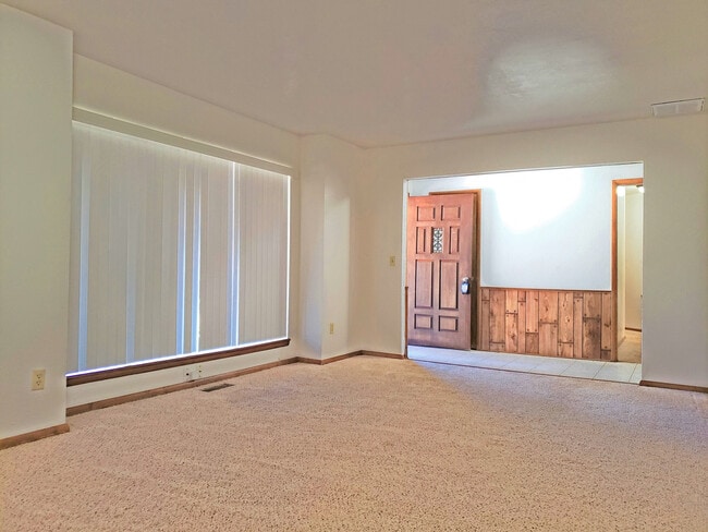 Photo - Available NOW! *** SPECIAL $200 OFF 1ST MONTH’S RENT***Fabulous Home on Huge Corner Lot with Circ...