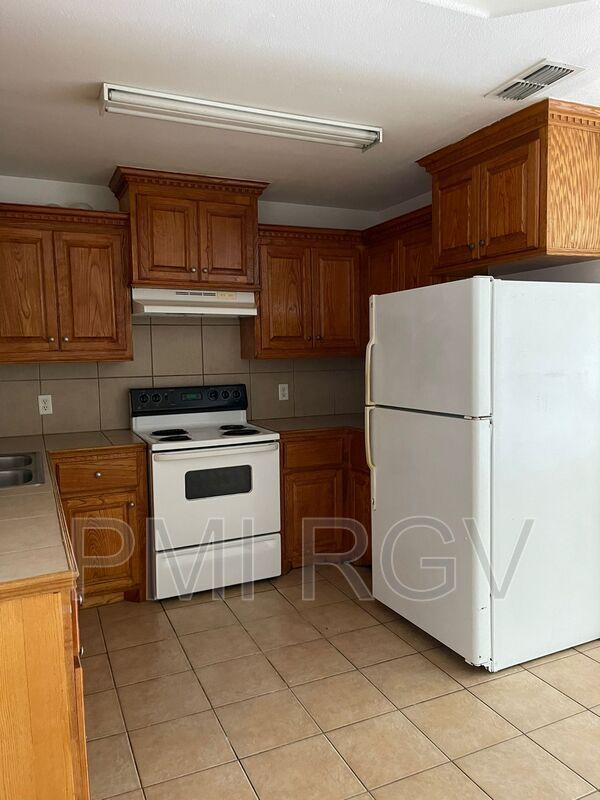 Building Photo - 1501 E Coyote St