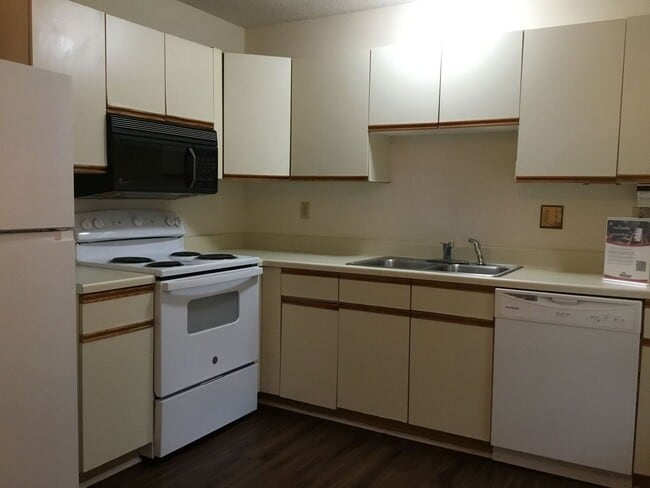 Building Photo - Located in Hunters Chase - 2 BR/2 BA w/ Fi...