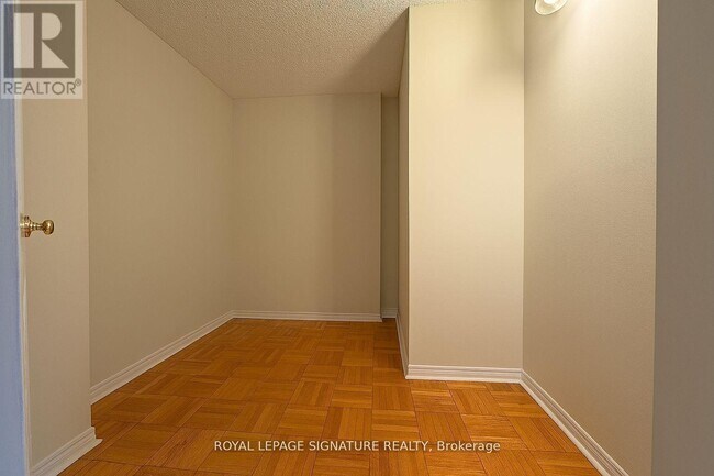 Building Photo - 990 Avenue Rd