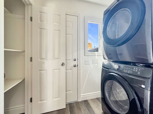 Foto del edificio - 1 Bedroom House with Private Parking & Out...
