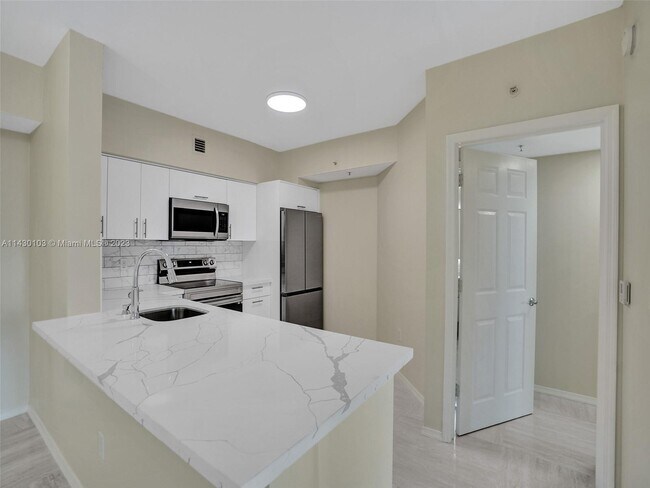 Foto del edificio - 17100 N Bay Rd
