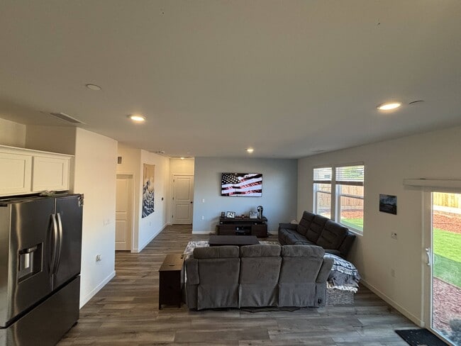 Foto del edificio - 1872 W Graham St