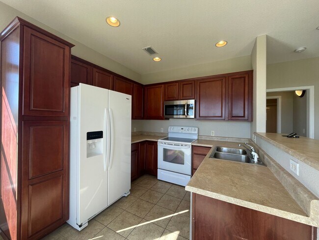 Foto del edificio - Two Bedroom Condo Available Overlooking Br...