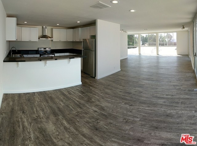 Building Photo - 2210 N Beachwood Dr