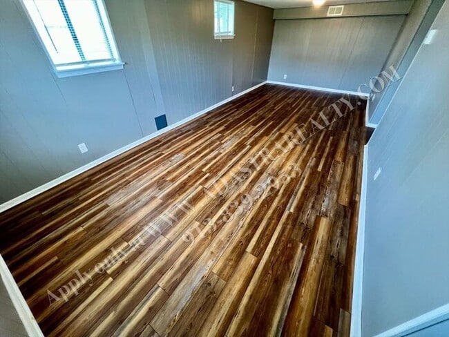 Building Photo - Updated 2 Bed 1 Bath Overland Park Duplex-...