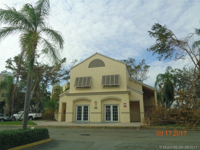 Foto del edificio - 8245 Lake Dr