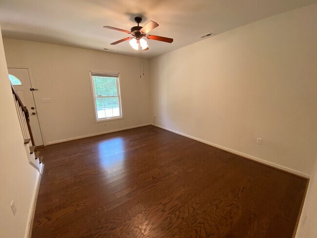 Building Photo - Beautiful 2 bedroom on Candlers Mt! Minute...