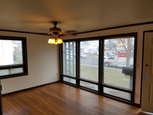 Sala de estar, mucha luz natural. - 122 W Amherst Ct